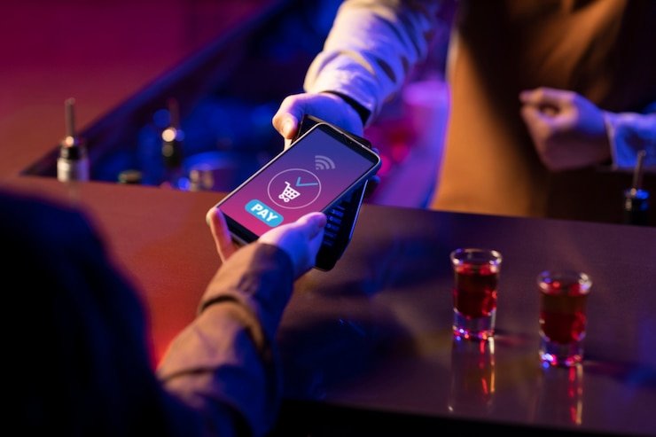 Meja Three Card Poker langsung dengan dealer dan papan taruhan